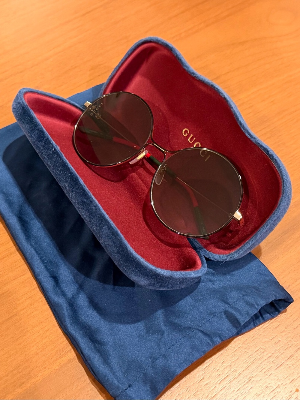Gucci Women’s sunglasses gold